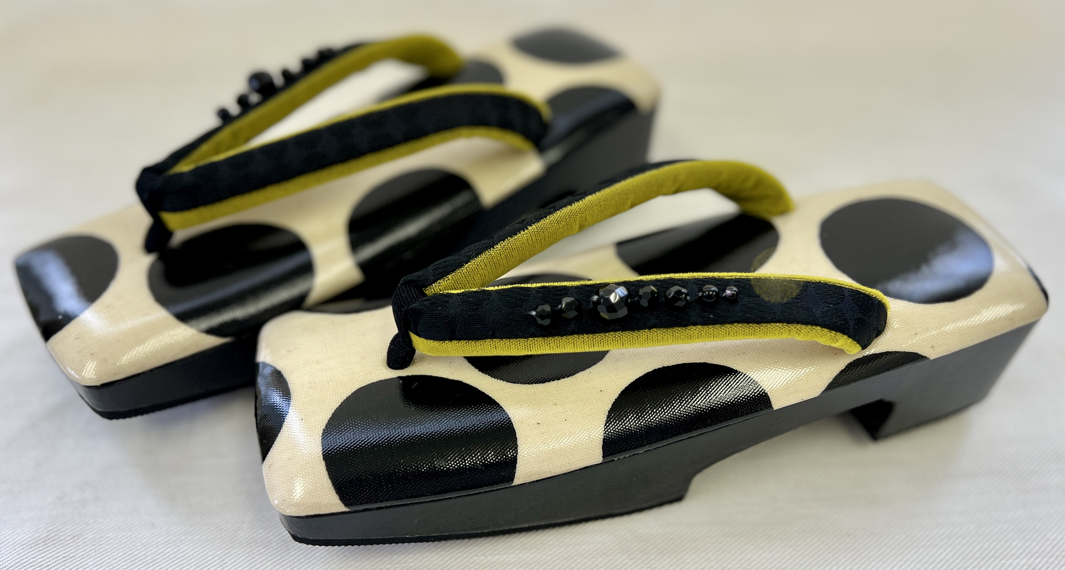 クッション天板下駄　デコ下駄　水玉柄織鼻緒　草履　下駄　桐下駄　ヒール型(三味・右近)黒塗り下駄