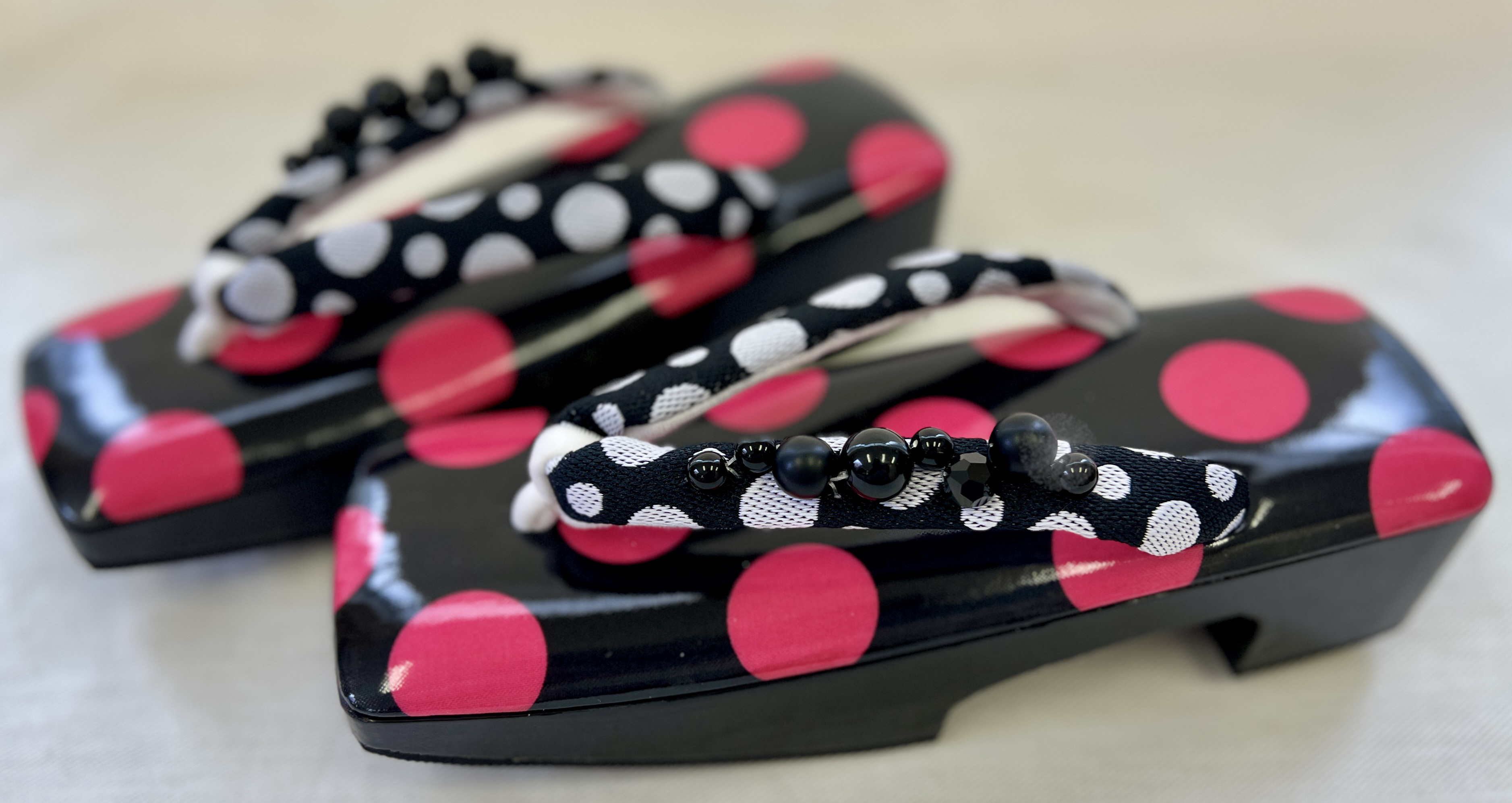 クッション天板下駄　デコ下駄　水玉柄鼻緒　草履　下駄　桐下駄　ヒール型(三味・右近)黒塗り下駄