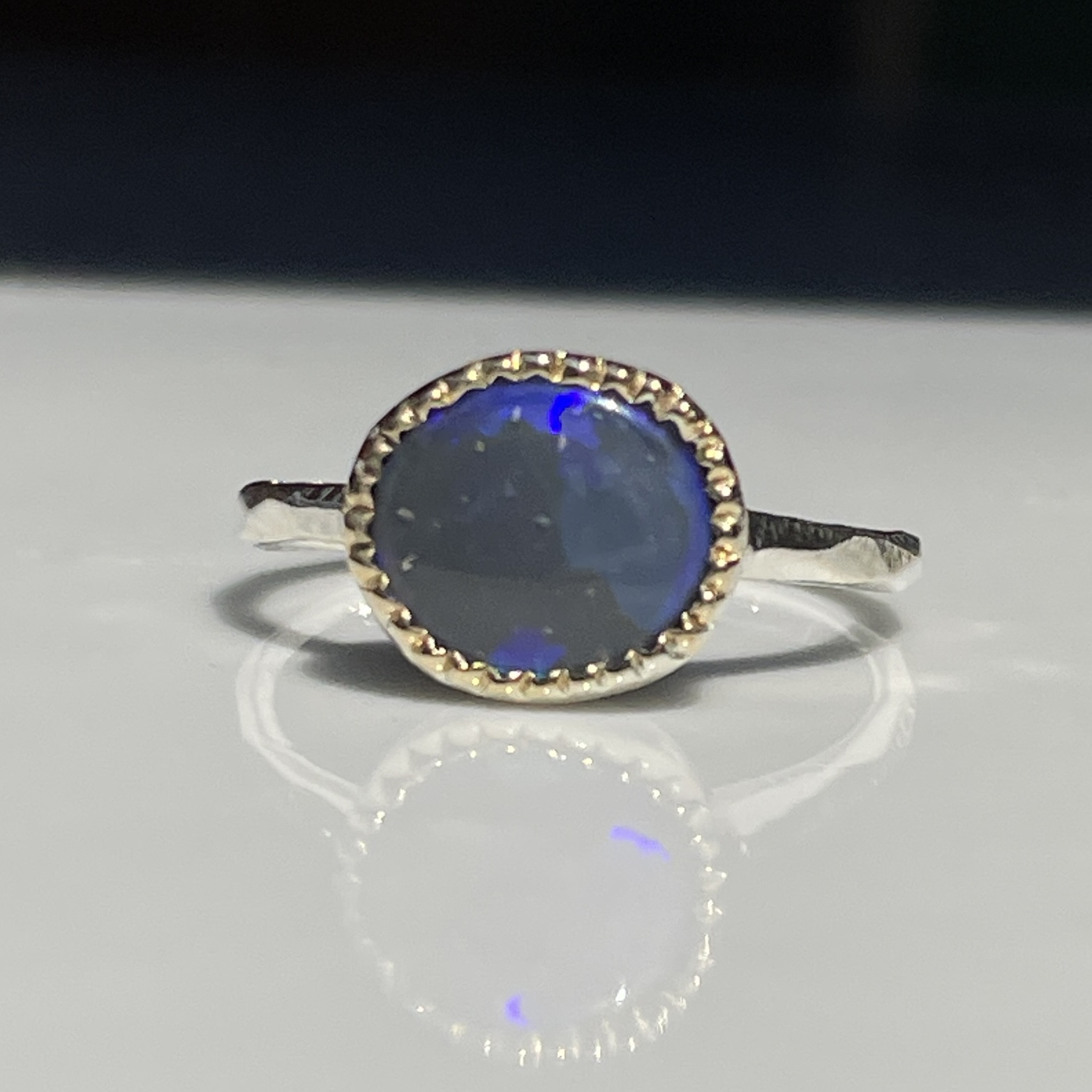 ブラック　オパール　1.39ct　オーバル　ミル打ち留め　K18とシルバー925　コンビリング