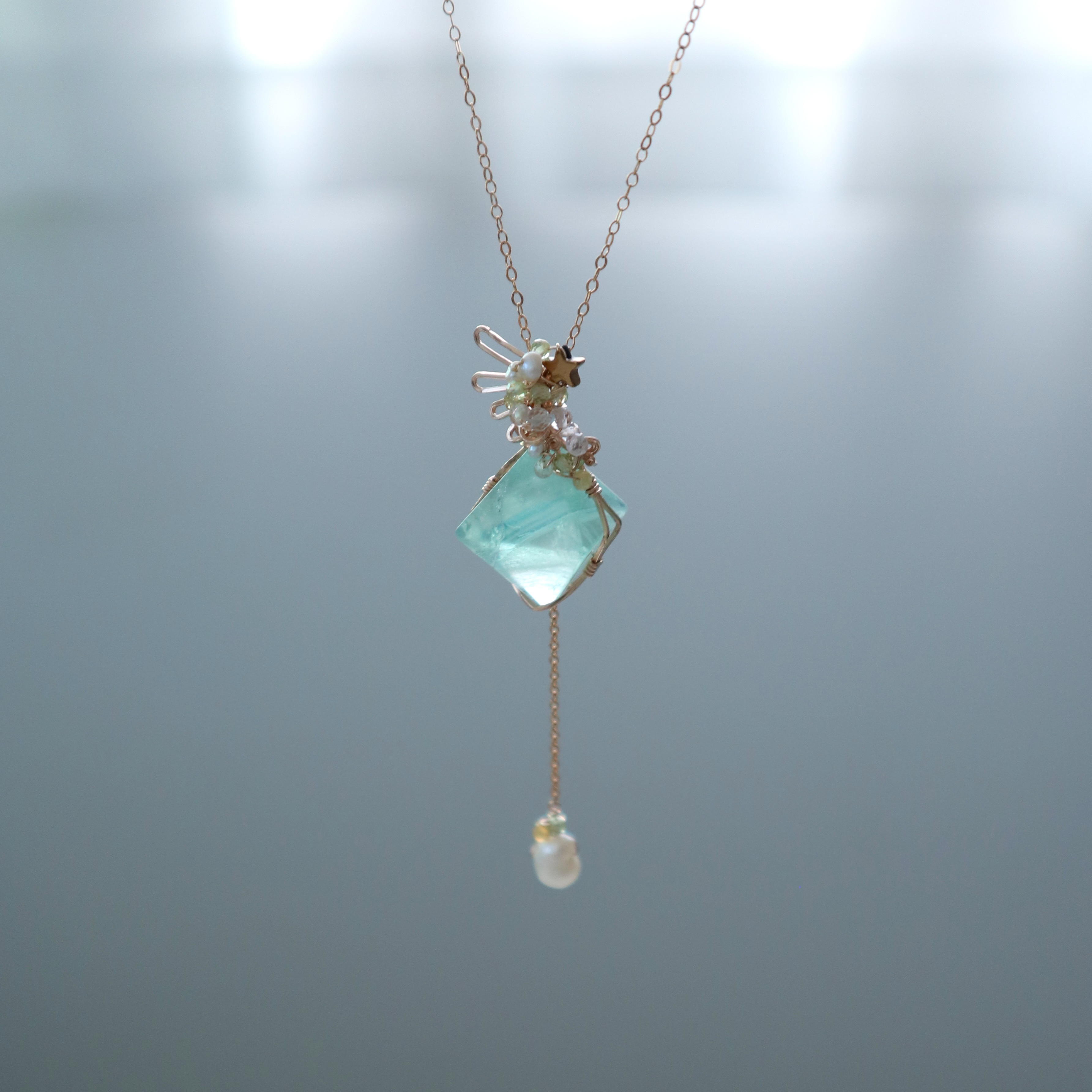 『光の翼』〜虹入りグリーンフローライトのペンダント〜　14kgfワイヤージュエリー