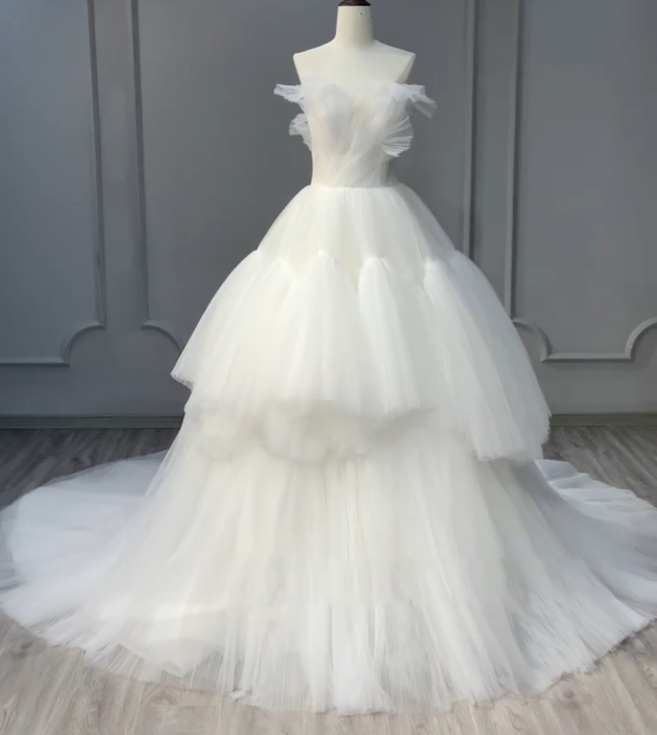 純粋な美しさ　ロングトレーン　Aライン　細見えシルエット　エレガント　チュール　ホワイト白　お色直し　ロングトレーン挙式