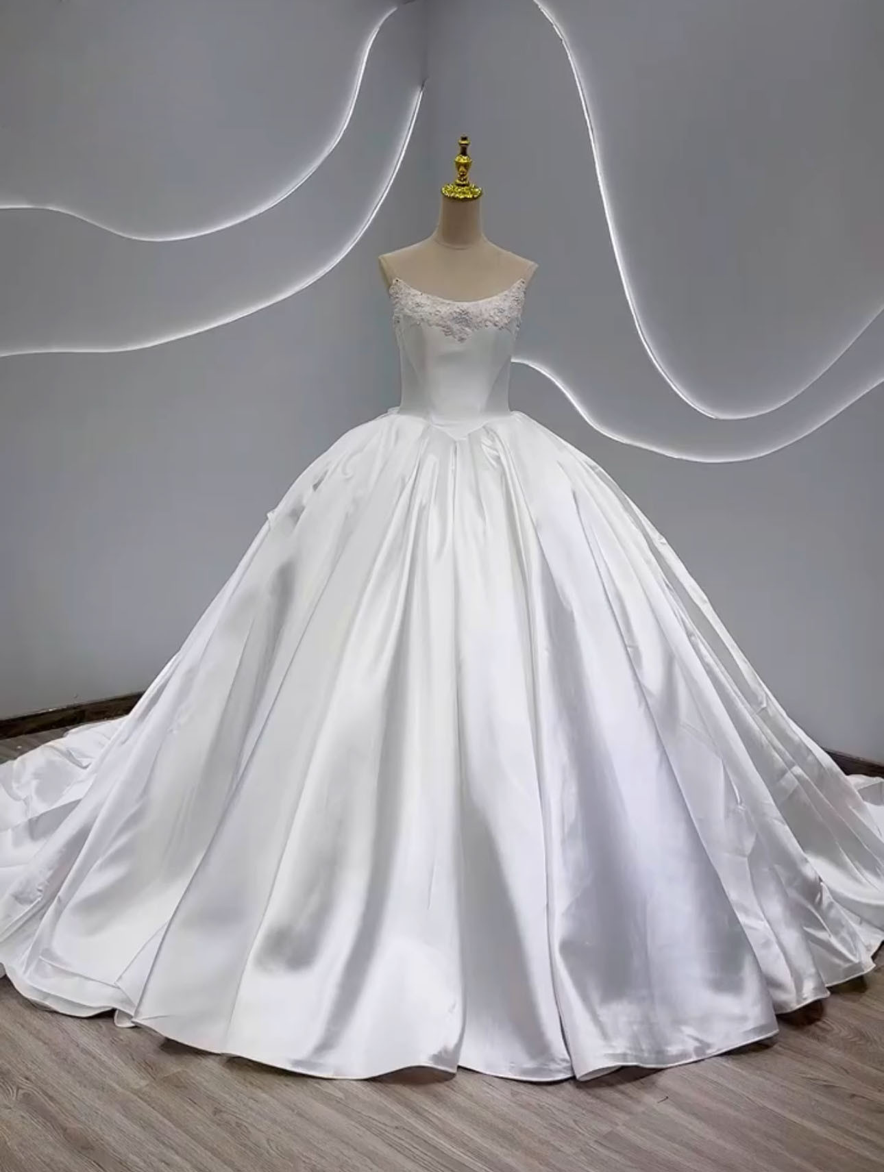 シンプル　高級サテン　サイズオーダー可能　フレアスカート　オフホワイト　ビズチェライン　パール付き　ウェディングドレス