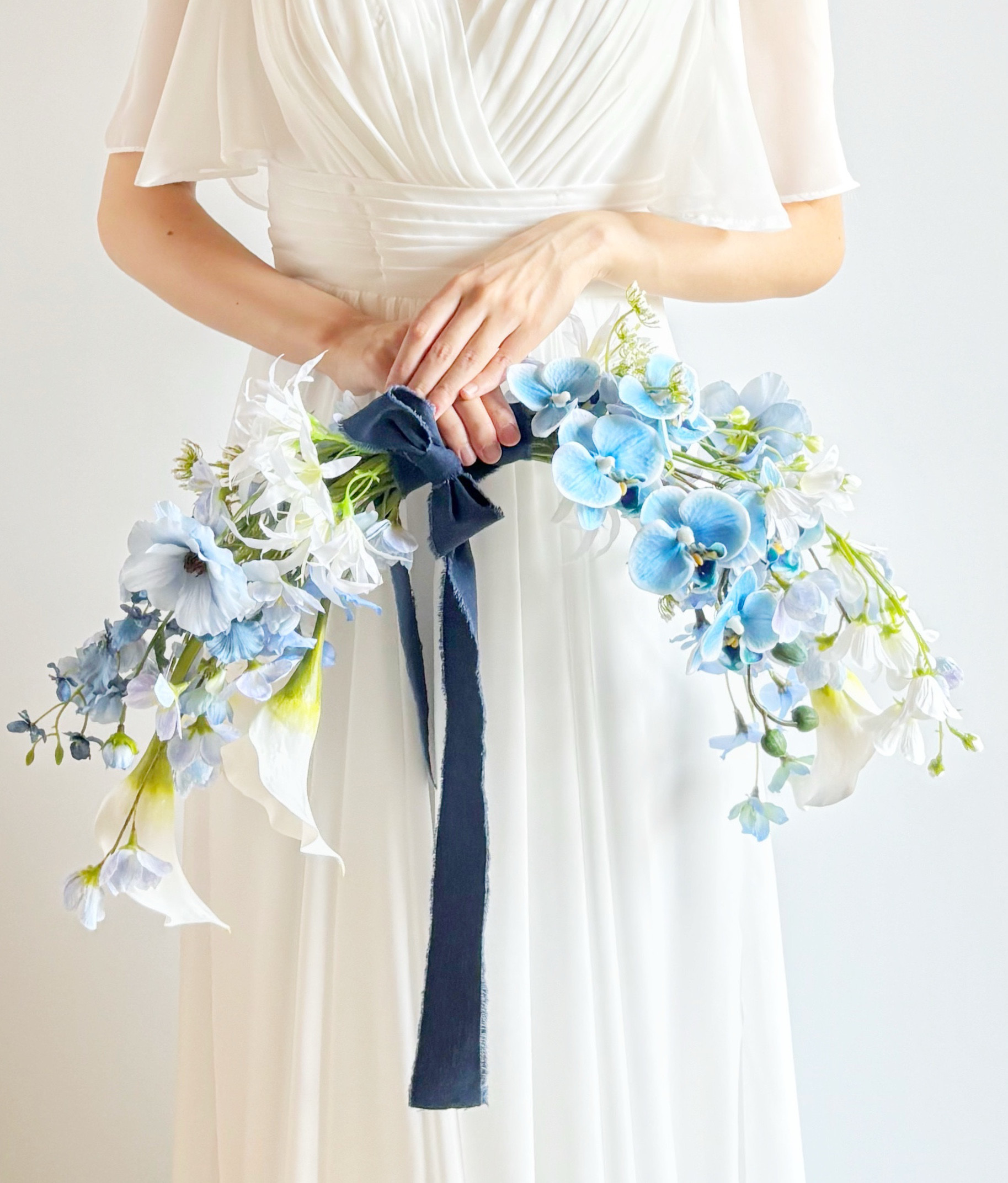 【おしゃれ花嫁さんに人気】前撮り|胡蝶蘭とブルーのバレリーナブーケ|ウエディングブーケ|アーティフィシャルフラワー