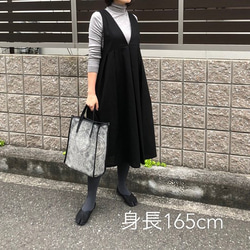 【SM〜LL・着丈出し+10cmまで】ウールライクで新登場後ろ姿が可愛いバックボタン　ジャンパースカート(ブラック) 12枚目の画像