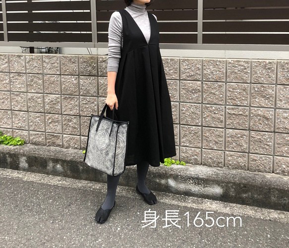 【SM〜LL・着丈出し+10cmまで】ウールライクで新登場後ろ姿が可愛いバックボタン　ジャンパースカート(ブラック) 12枚目の画像