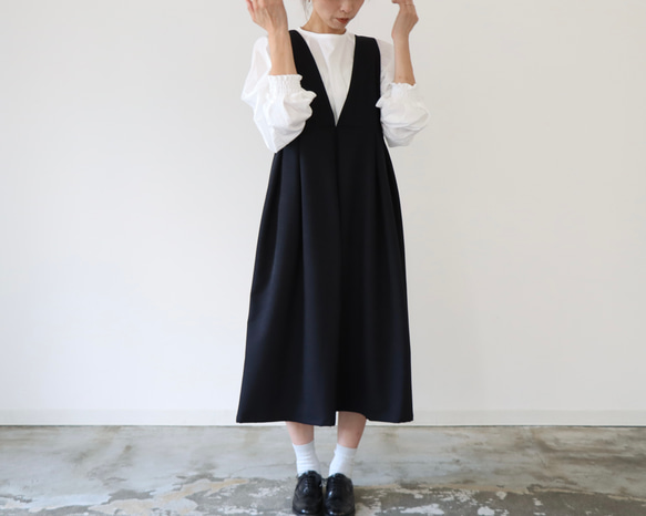 【SM〜LL・着丈出し+10cmまで】ウールライクで新登場後ろ姿が可愛いバックボタン　ジャンパースカート(ブラック) 9枚目の画像