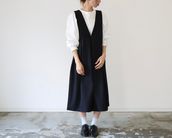 【SM〜LL・着丈出し+10cmまで】ウールライクで新登場後ろ姿が可愛いバックボタン　ジャンパースカート(ブラック) 5枚目の画像