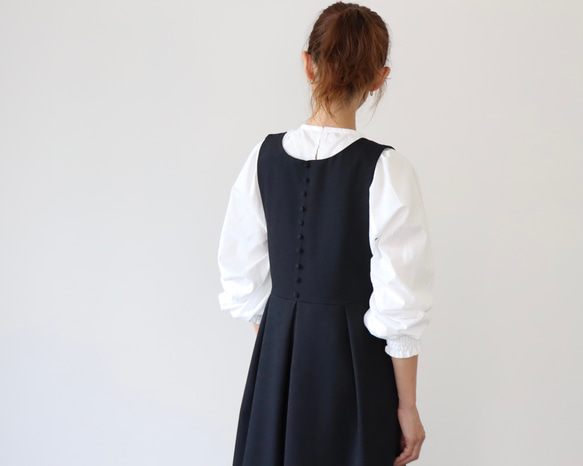 【SM〜LL・着丈出し+10cmまで】ウールライクで新登場後ろ姿が可愛いバックボタン　ジャンパースカート(ブラック) 6枚目の画像