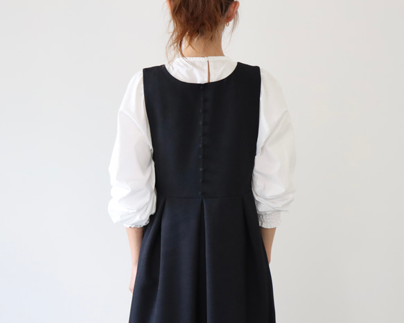 【SM〜LL・着丈出し+10cmまで】ウールライクで新登場後ろ姿が可愛いバックボタン　ジャンパースカート(ブラック) 8枚目の画像