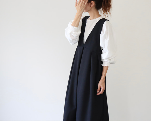 【SM〜LL・着丈出し+10cmまで】ウールライクで新登場後ろ姿が可愛いバックボタン　ジャンパースカート(ブラック) 3枚目の画像