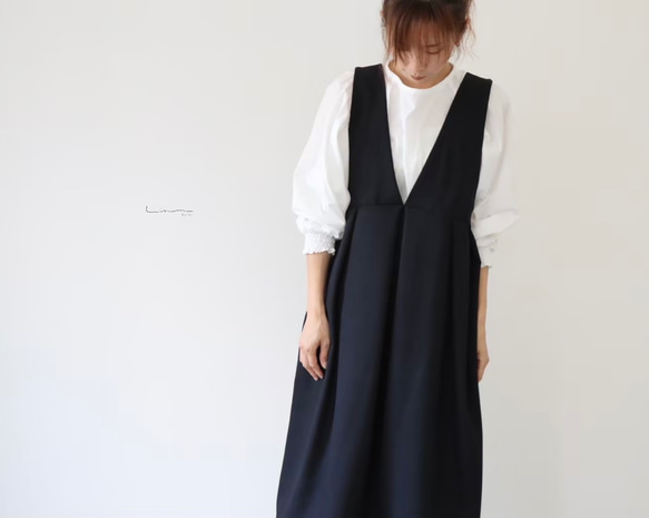 【SM〜LL・着丈出し+10cmまで】ウールライクで新登場後ろ姿が可愛いバックボタン　ジャンパースカート(ブラック) 1枚目の画像