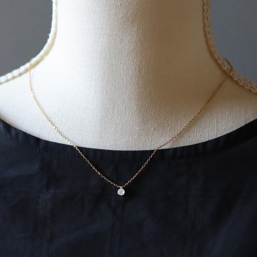 虹色プレシャスオパールのひと粒ネックレス｜4mm｜つけっぱなしOK