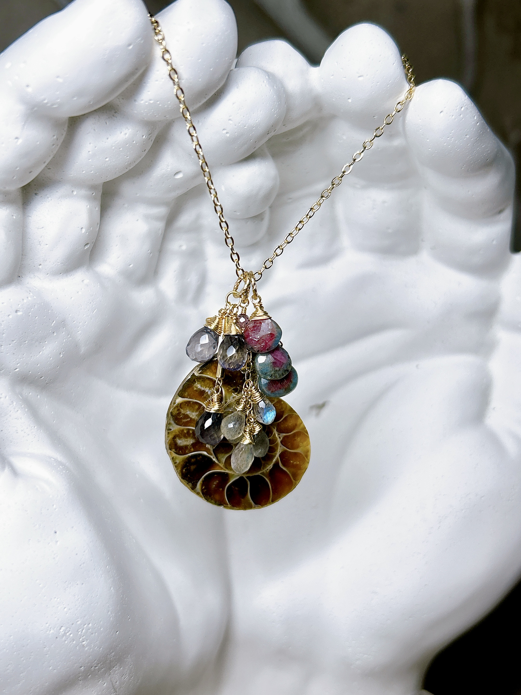 一点物14kgf☆深海に眠る太古の神秘★本物アンモナイトの化石と天然石達の着せ替えネックレス(チェーン付き)