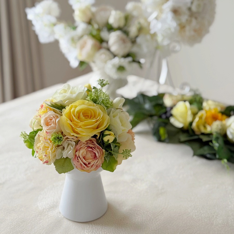 【卒業・入学祝いにも】ころんと丸い形❤︎白いカップのラウンドアレンジ｜黄色とライトグリーンのアーティフィシャルフラワー