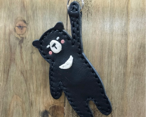 ぶら～ん』クマさんキーホルダー＊ツキノワグマ 牛本革 バッグチャーム