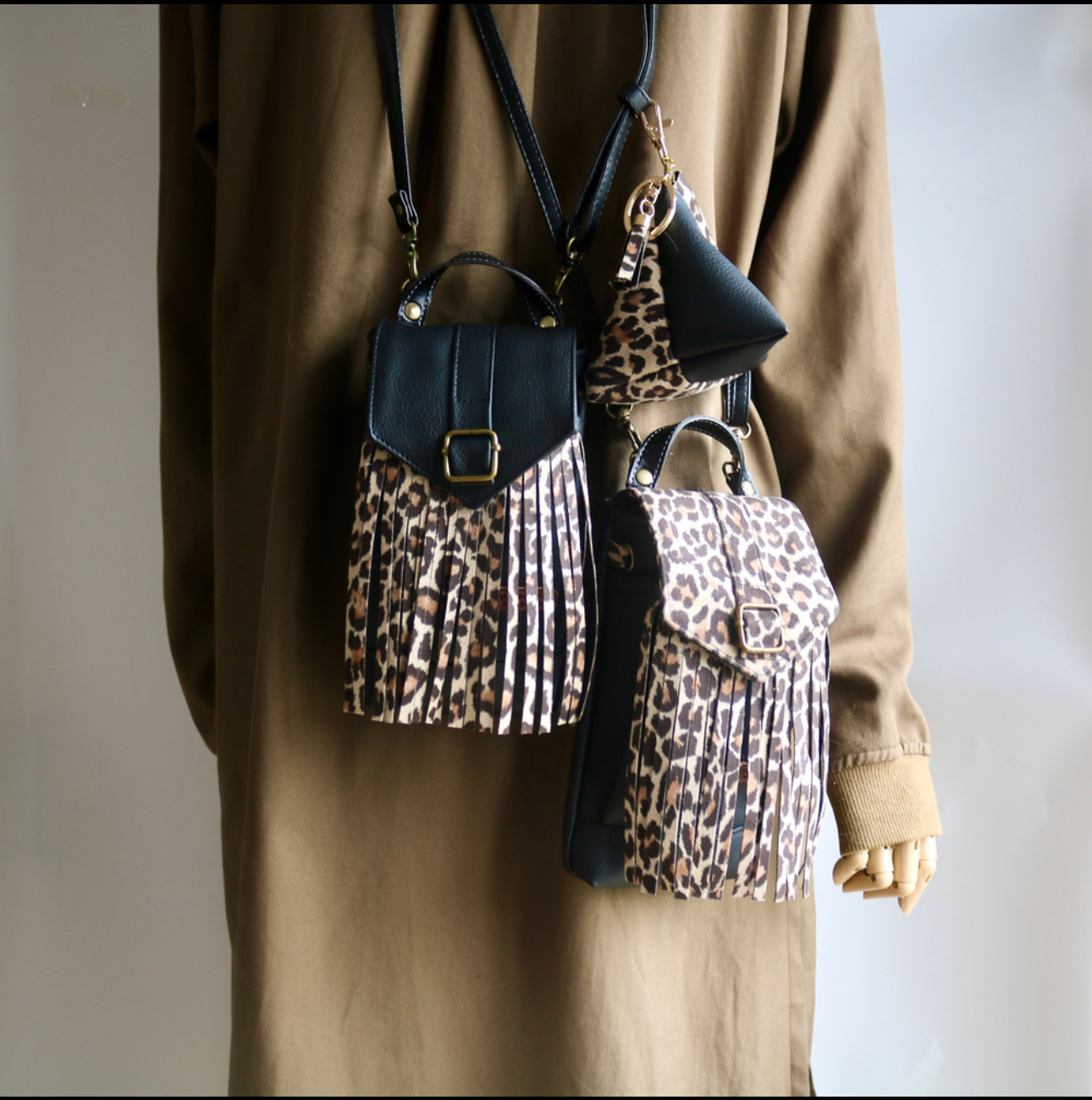 2025新作　スマホポシェット　フリンジ　レオパード