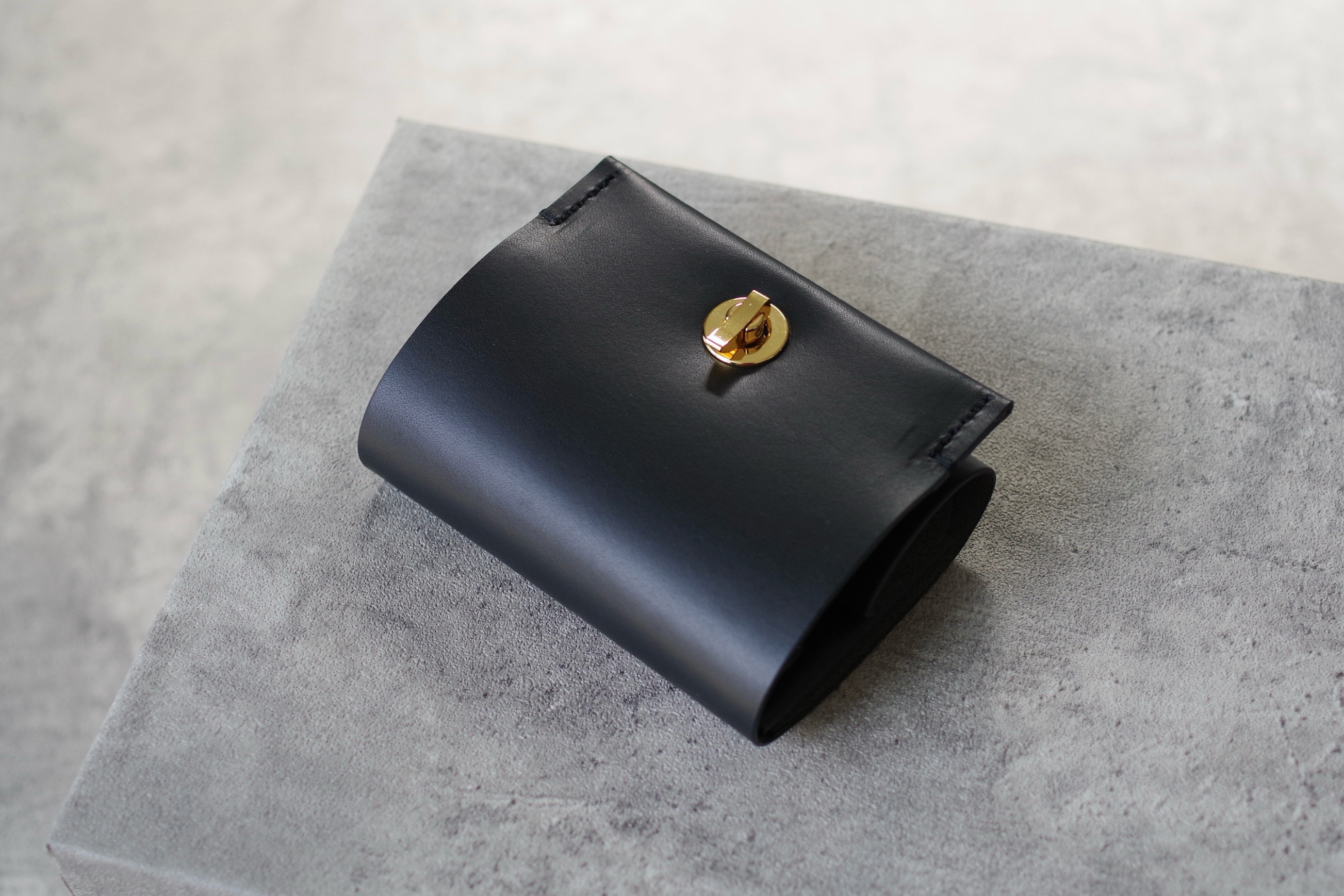 〈高級革〉たっぷり収納手のひらサイズのミニ財布（イタリアンレザーブラック）