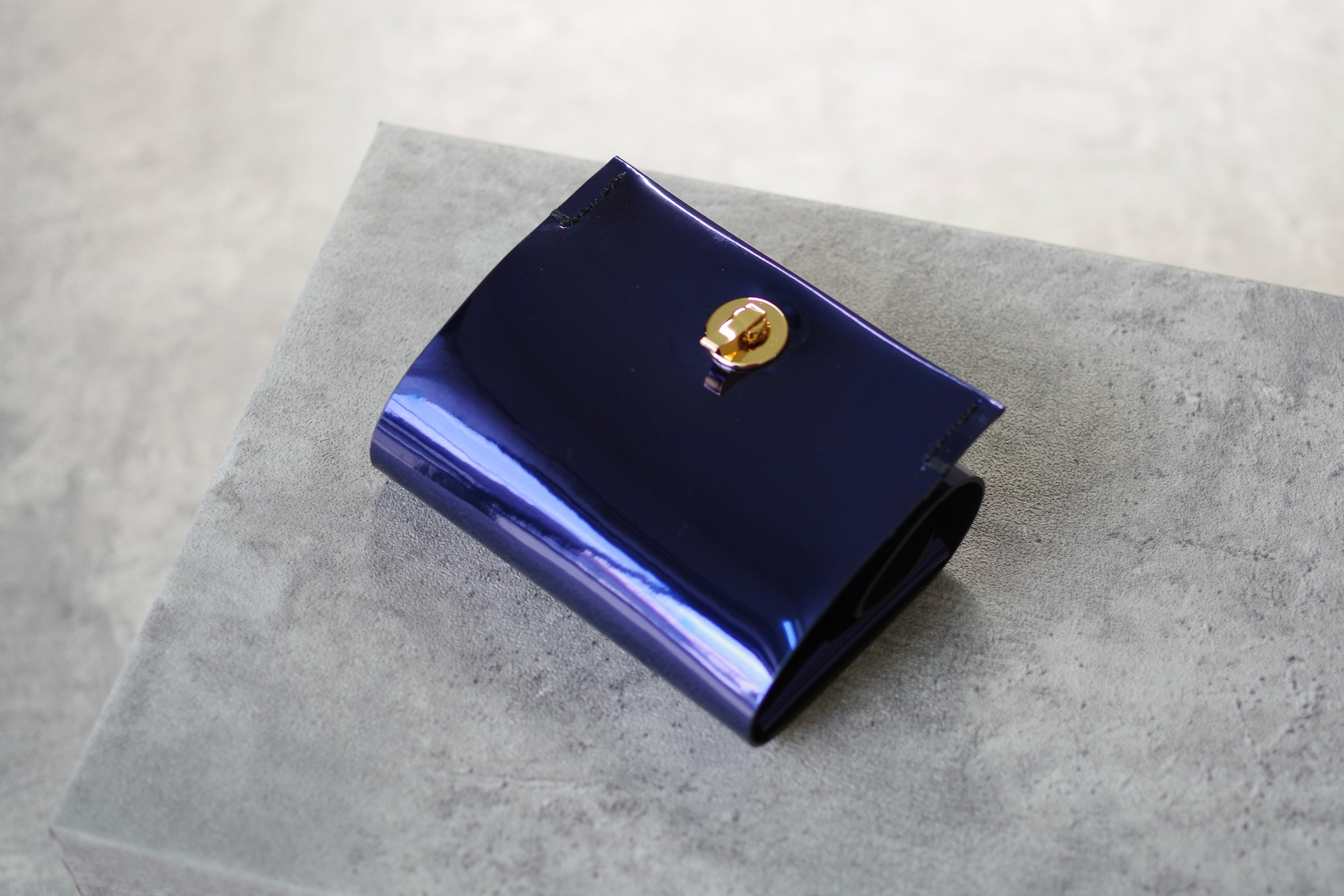 たっぷり収納手のひらサイズのミニ財布（ミラー箔ネイビー）