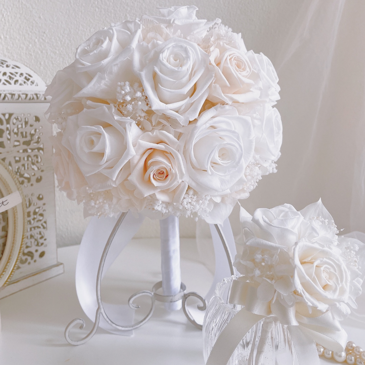 大人可愛い花嫁様の心をときめかせる純白ローズのラウンドブーケ