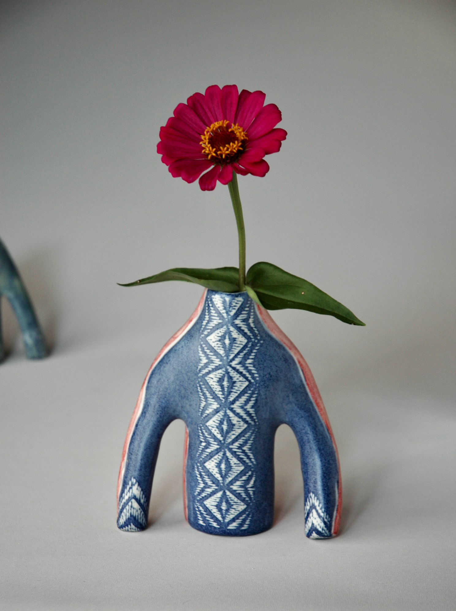 編み込みセーターの一輪挿し（青赤地に白）