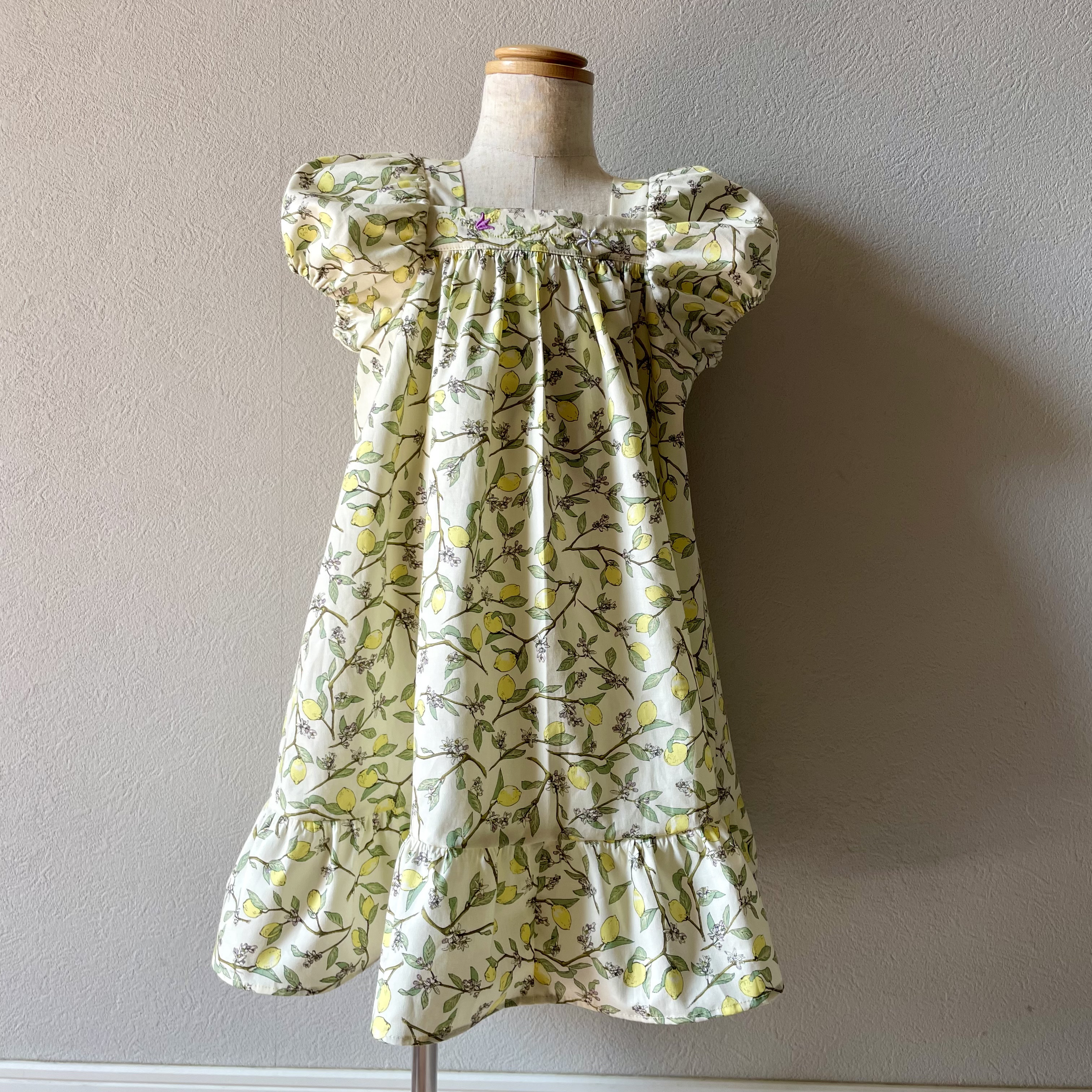 weekend dress／檸檬／レモン／刺繍／パフスリーブワンピース