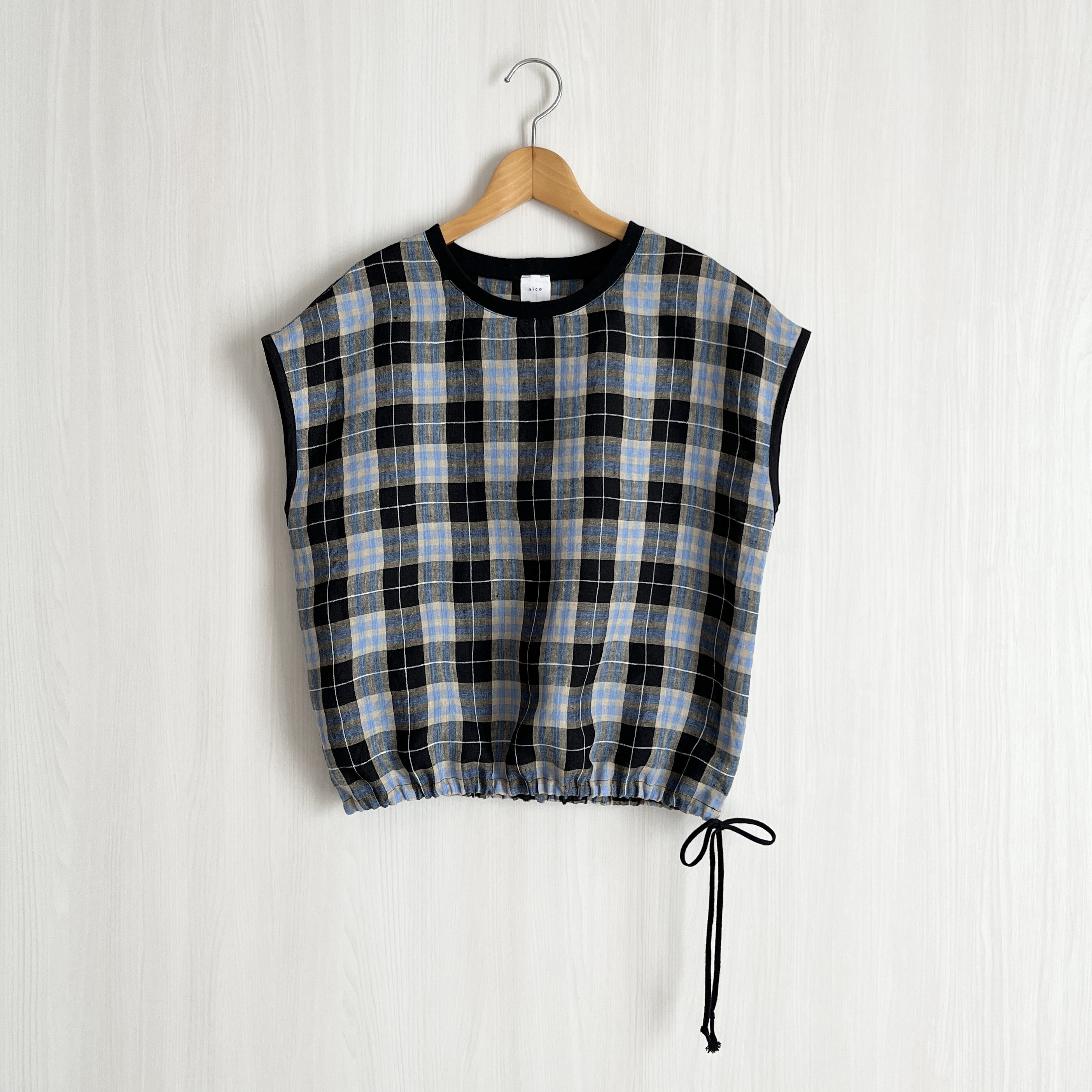 衿リブフレンチ袖裾ドロストクロップド丈プルオーバー_リネン100%_黒と水色の先染チェック柄