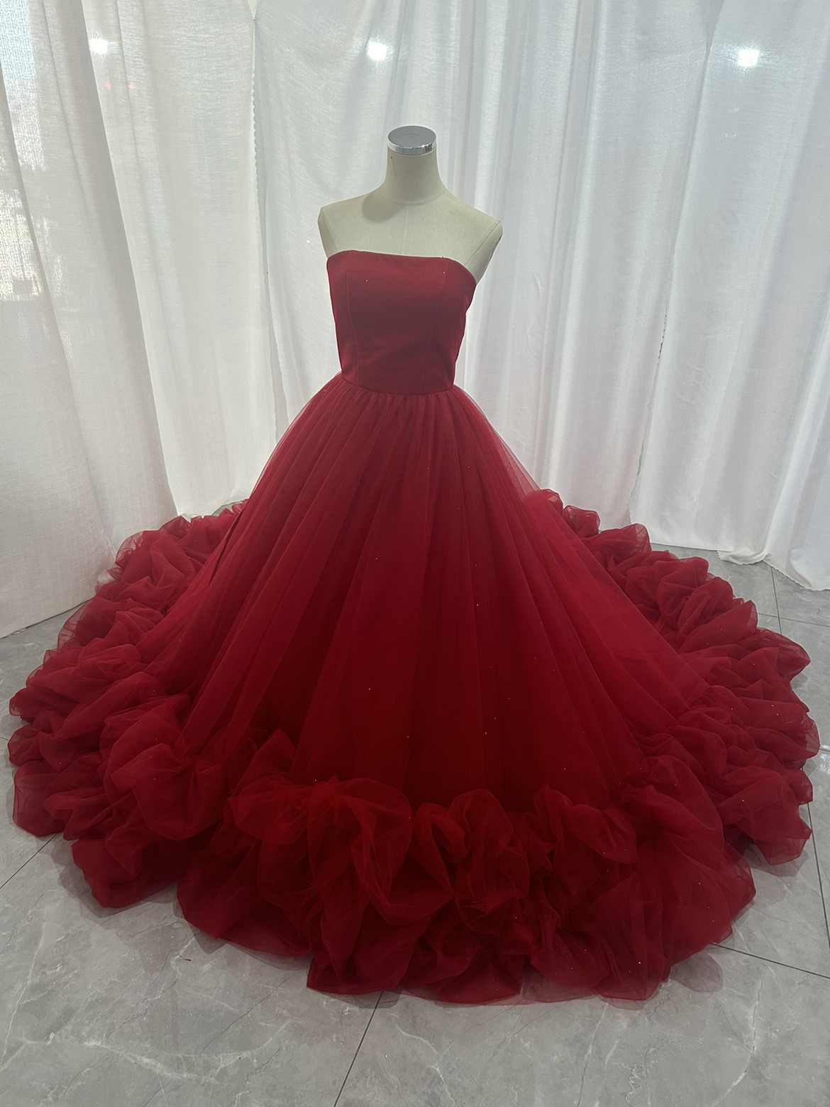 輝きな光彩を放つ パステル ボルドー色 カラードレスキラキラチュール裾に繊細レースをあしらった華やかなトレーン