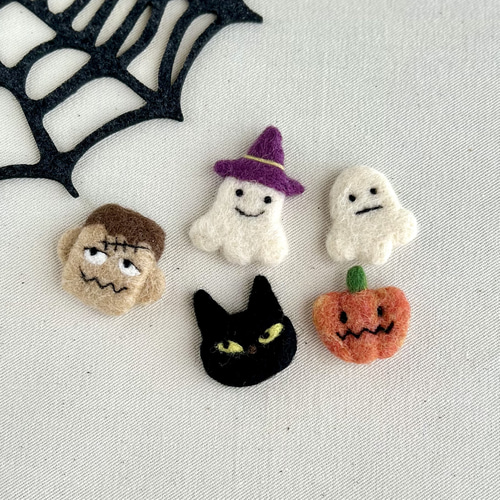 オーダー受付中❤️羊毛フェルト　ハロウィン仮装パグちゃん 見つめちゃうよ♡ パグちゃん㉙ | 羊毛フェルトパグとHANAの店
