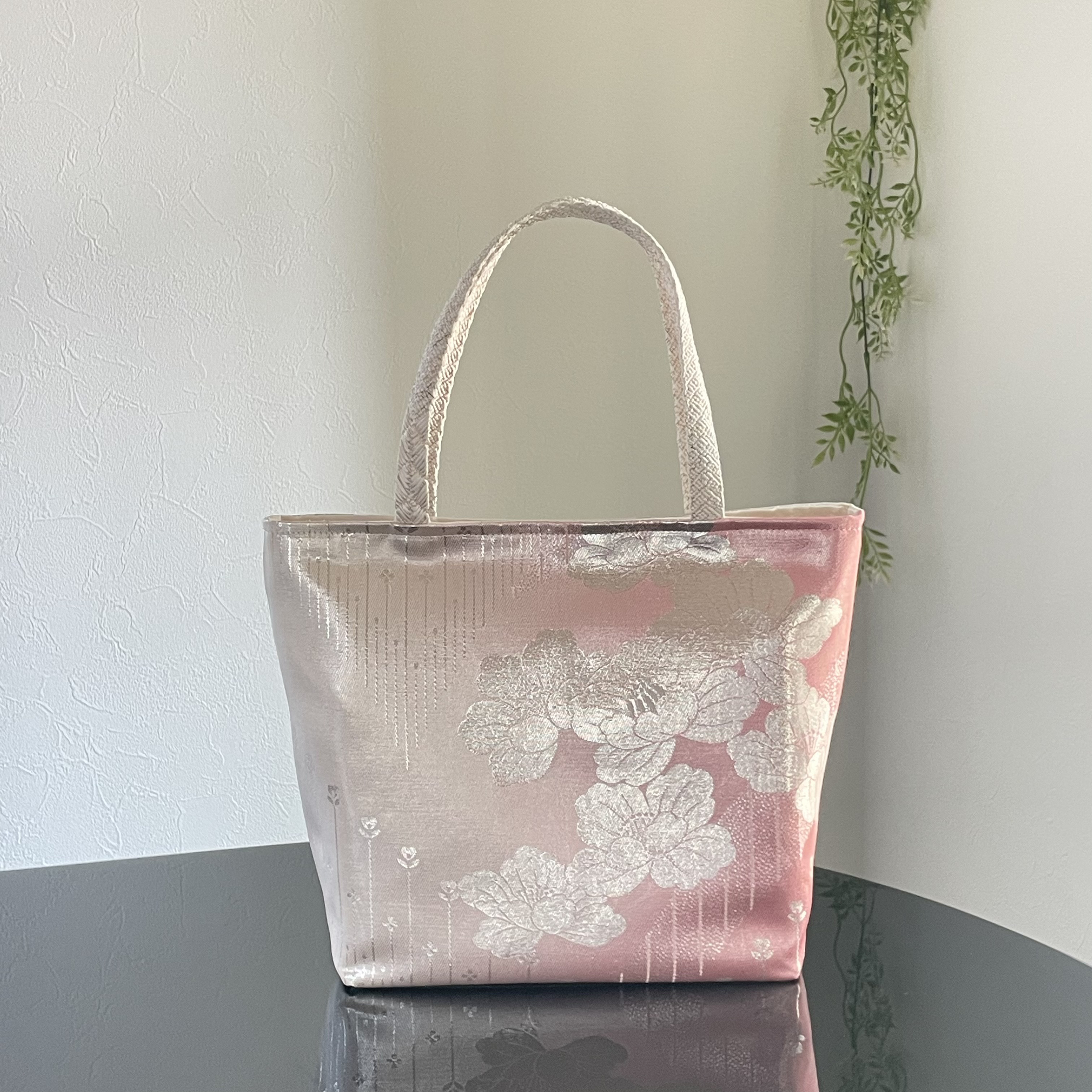 Emi様　オーダーのお品　帯リメイクバッグ　銀の椿ピンクとシルバー　Mサイズ　和装バッグ