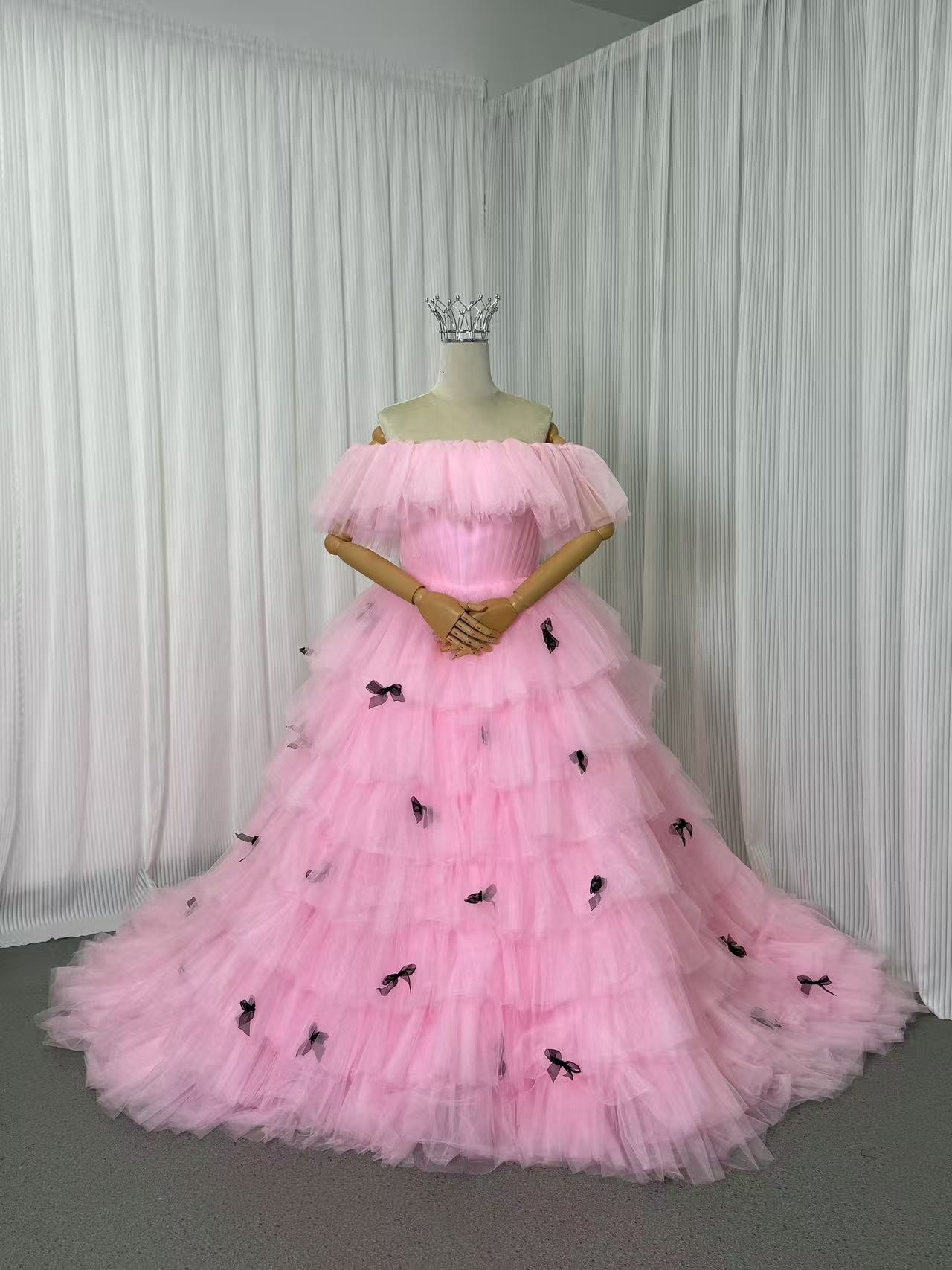 送料無料！カラードレス オフショルダー リボン ピンク ティアードのドレス ソフトチュール プリンセスライン 花嫁