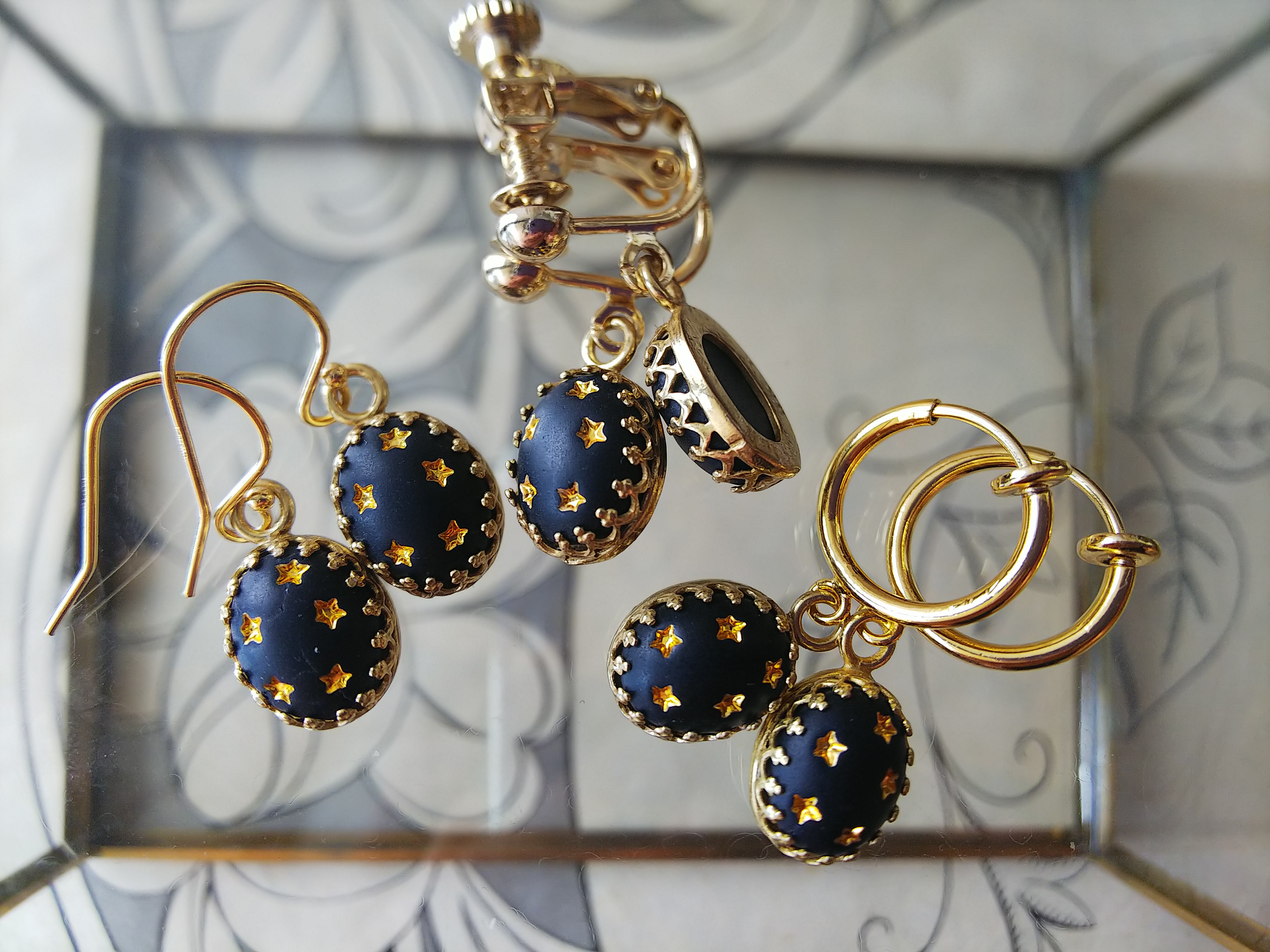 ヴィンテージ　漆黒マットGlass／ゴールドStar　美しいクラウン14Kgfピアスまたはイヤリング