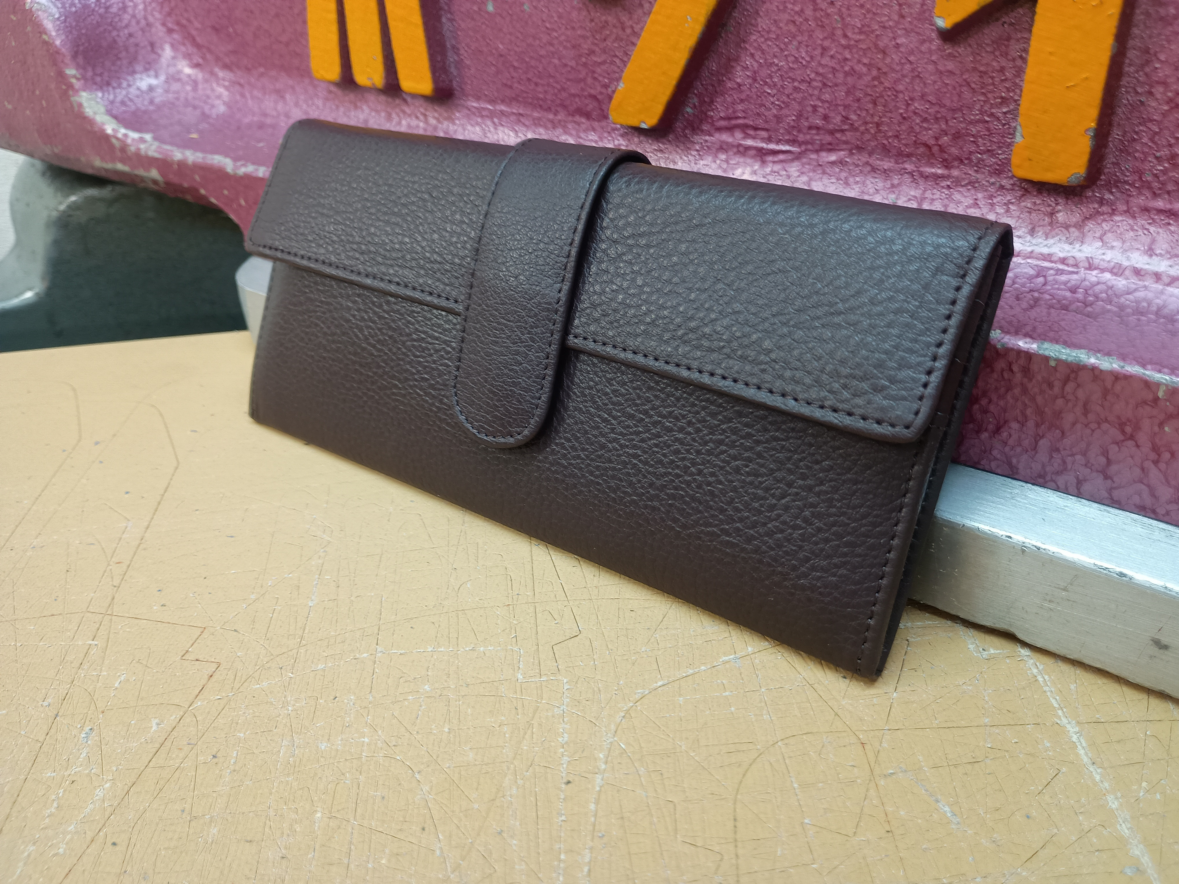 ＊ベルト裏にもポケット付き！軽量·スリムな長財布＊牛革 [チョコ]