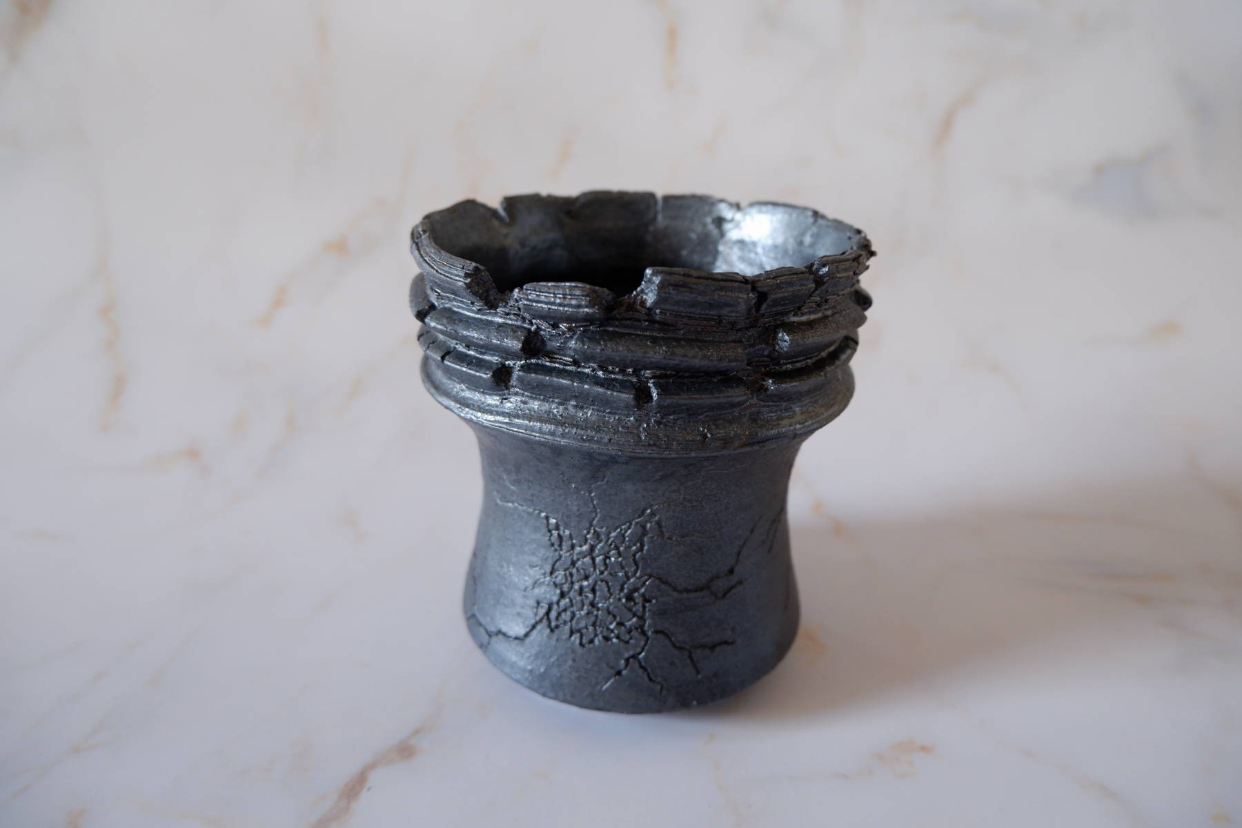 4号鉄砂黒線彫り裂紋鉢212　塊根植物　多肉植物　アガベ　盆栽　植木鉢　作家鉢　鉢皿　沖縄