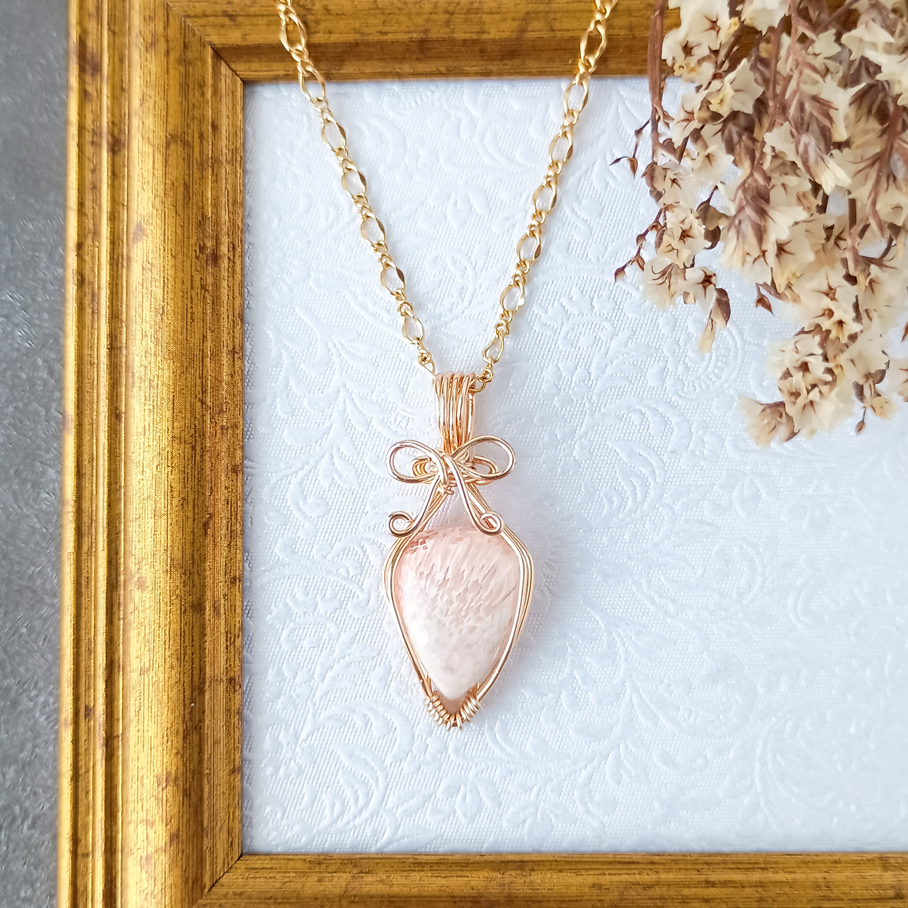 ふんわりリボンのオレンジスコレサイトペンダントトップ❦ワイヤーラッピング