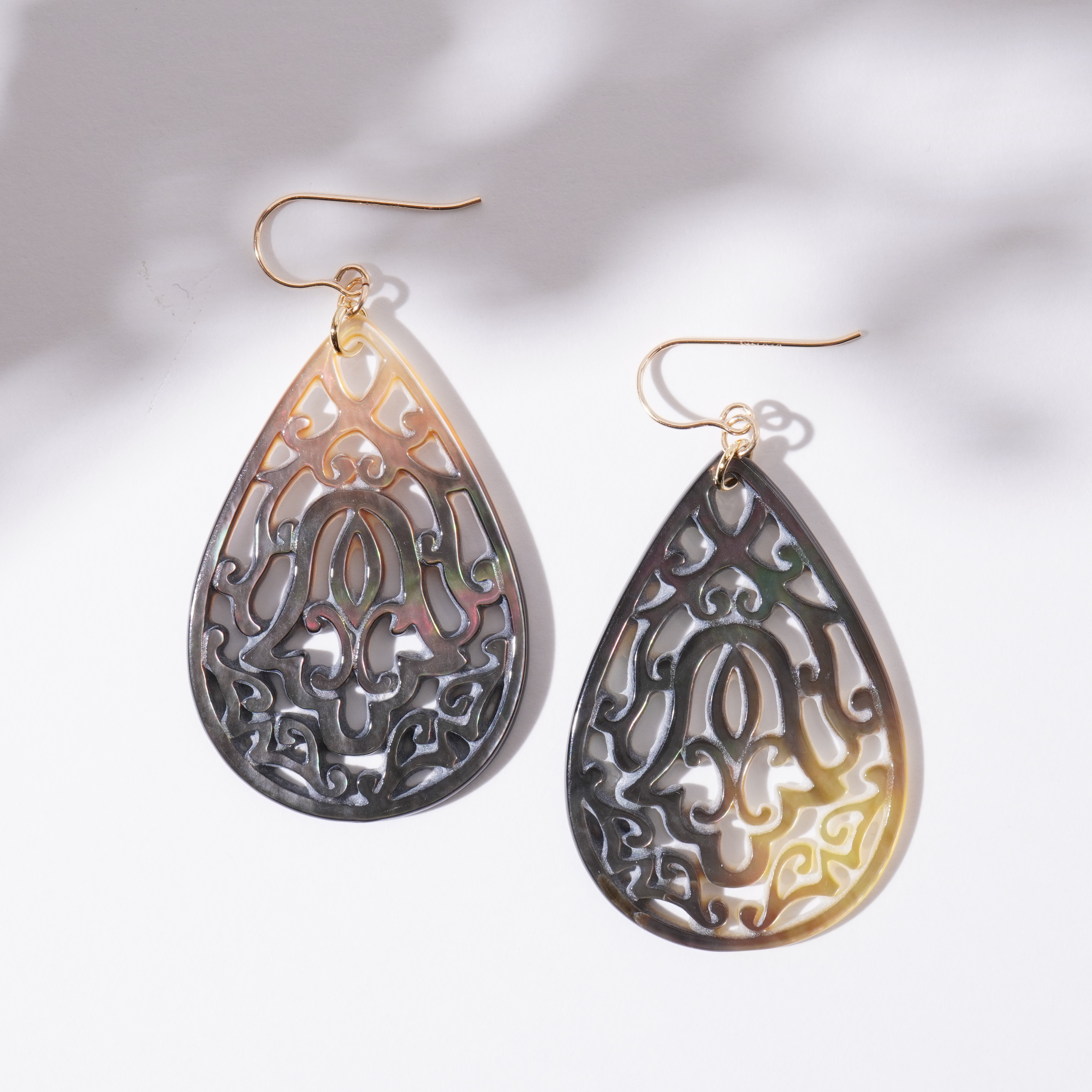 黒蝶貝の透かし彫りピアス