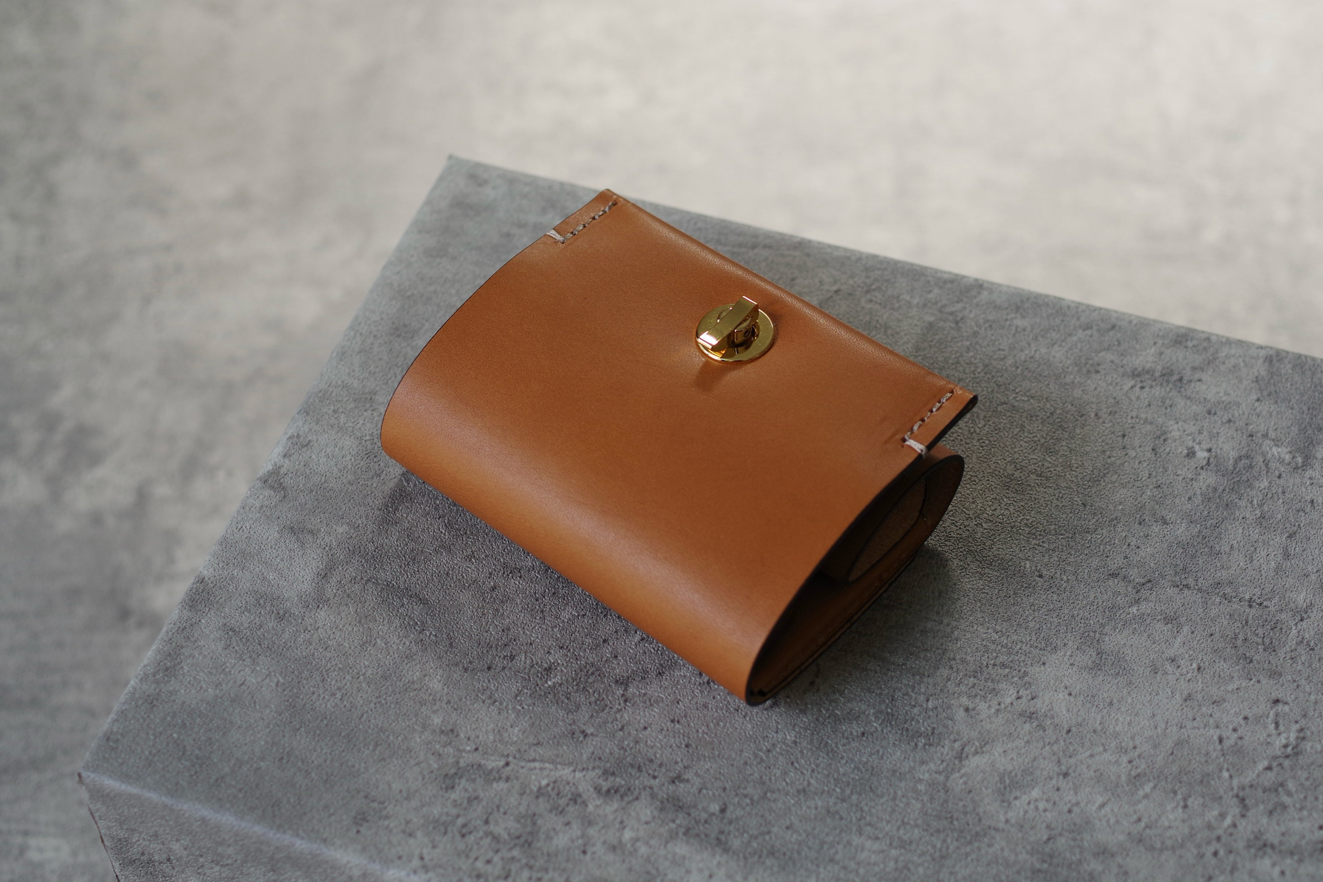 たっぷり収納手のひらサイズのミニ財布（イタリアンレザーキャメル）