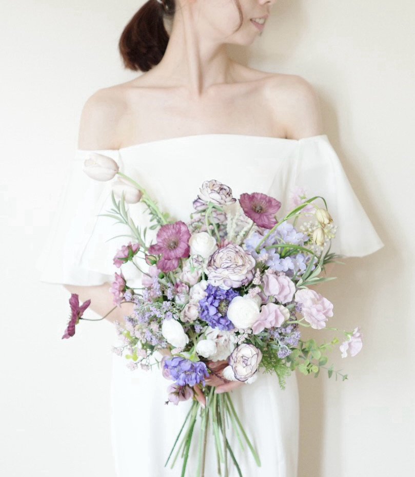 【完成品】上品なホワイトとパープルのフラワーブーケ/結婚式　前撮り