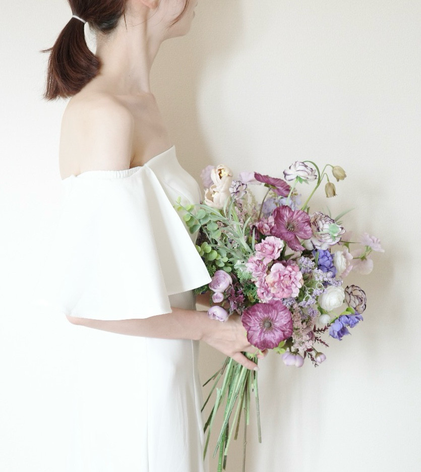 【完成品】上品なホワイトとパープルのフラワーブーケ/結婚式　前撮り