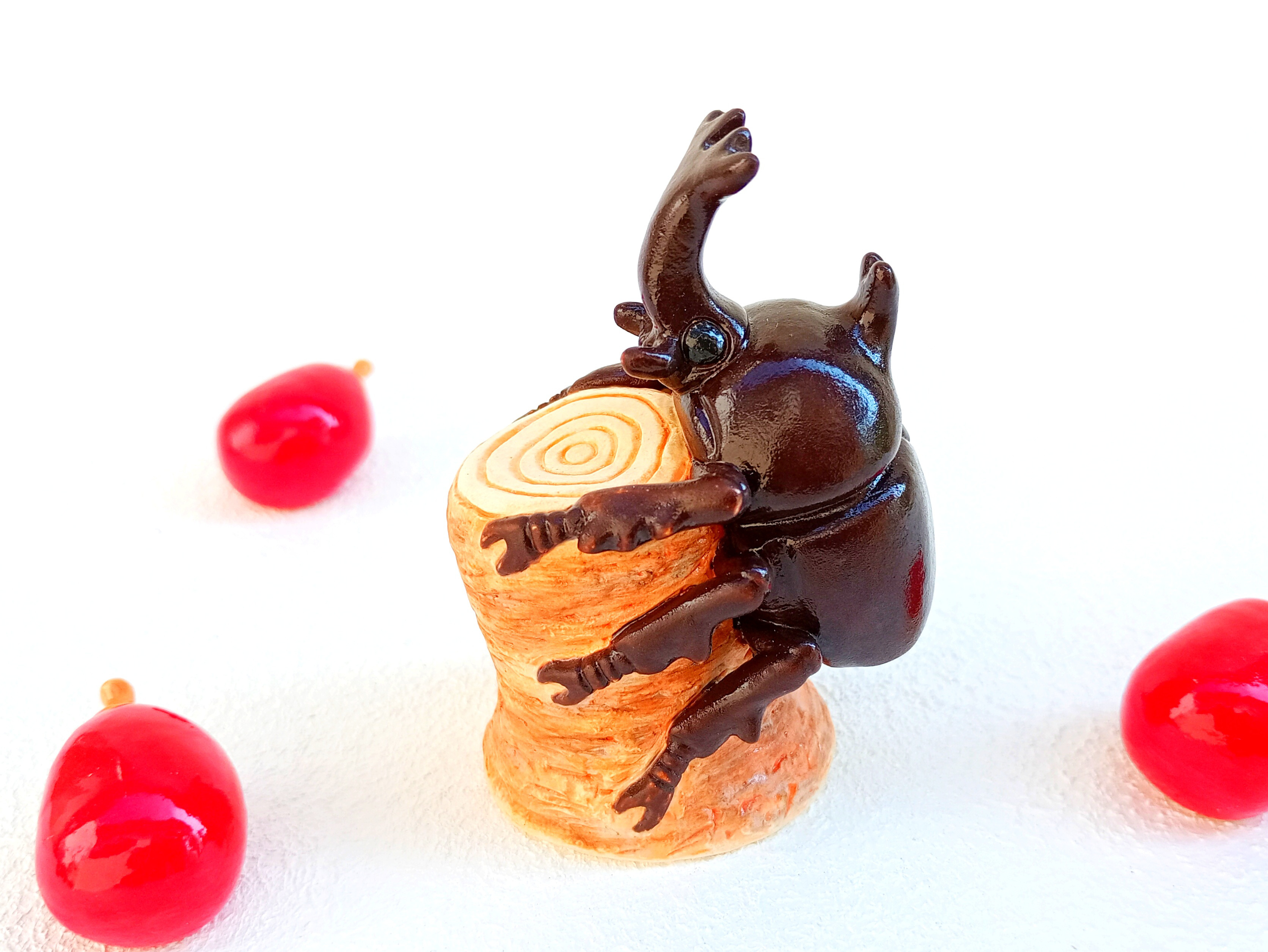 カブト虫の置物　昆虫の陶器　受注製作