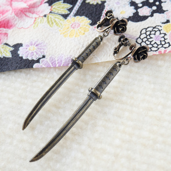 日本刀 薔薇 イヤリング 刀剣 和ゴス 和風 ゴシック アクセサリー