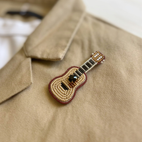ギター　ビーズ刺繍ブローチNO.9 音楽好きな方へ♪ギター刺繍ブローチ⭐︎acoustic guitar broach