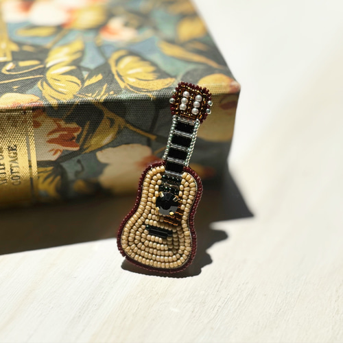 ギター　ビーズ刺繍ブローチNO.9 音楽好きな方へ♪ギター刺繍ブローチ⭐︎acoustic guitar broach