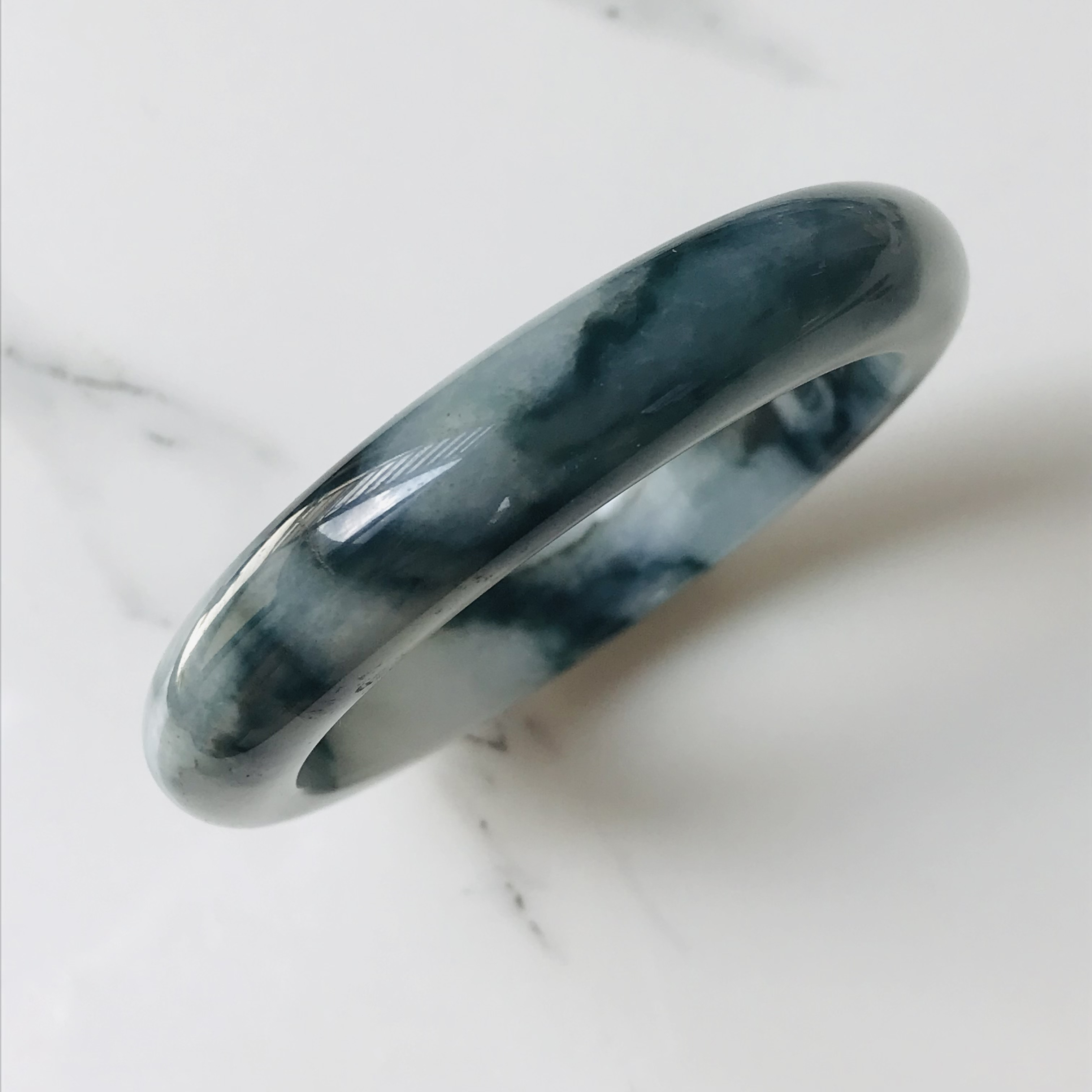 [B310-081］ ジェイド　ヒスイ　本翡翠　くりぬき　バングル　天然石　ミャンマー産　55.8mm