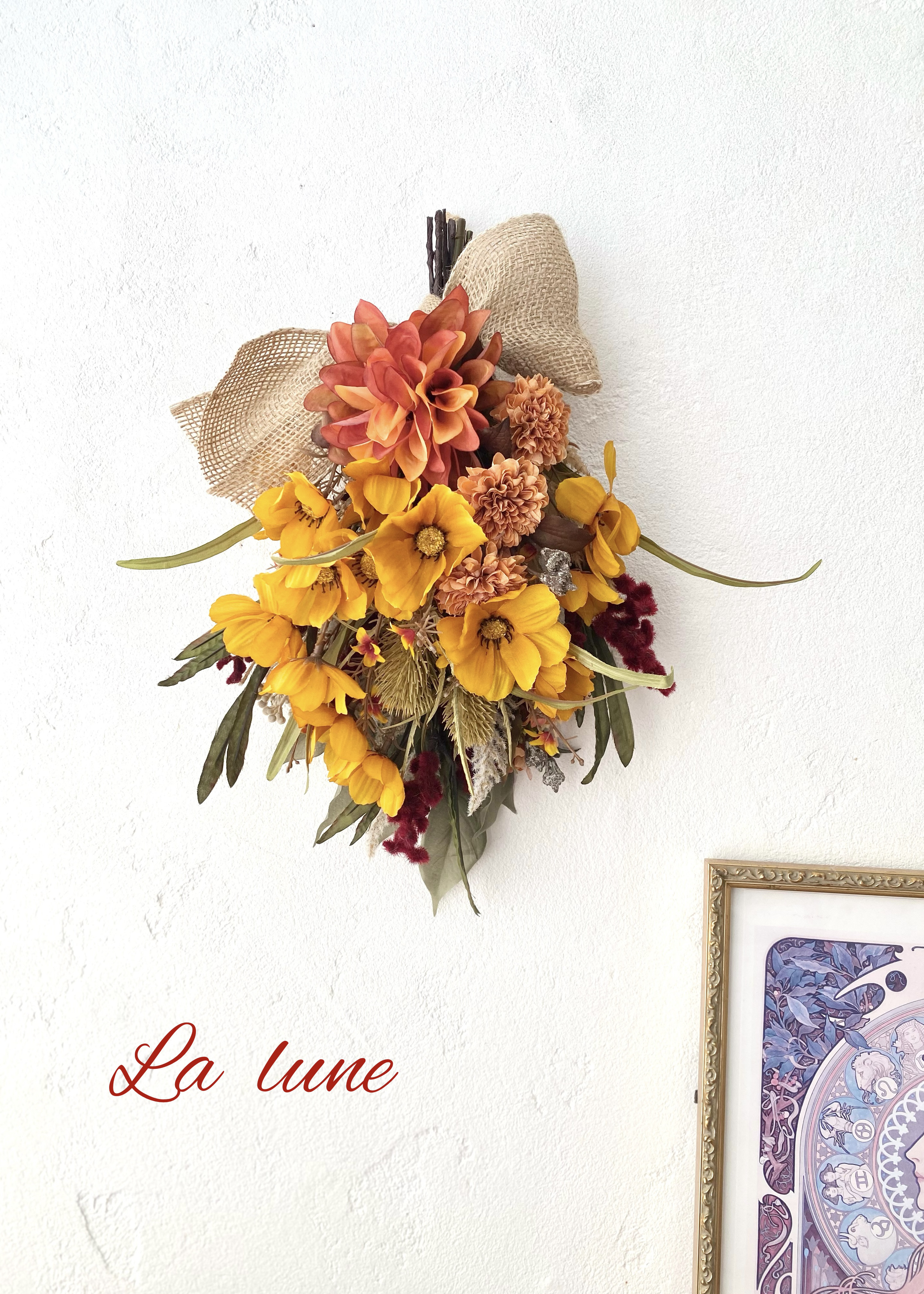 こっくり秋色♪ 〜オレンジのダリアとマスタードのコスモスのスワッグ〜　豊かな秋の色彩