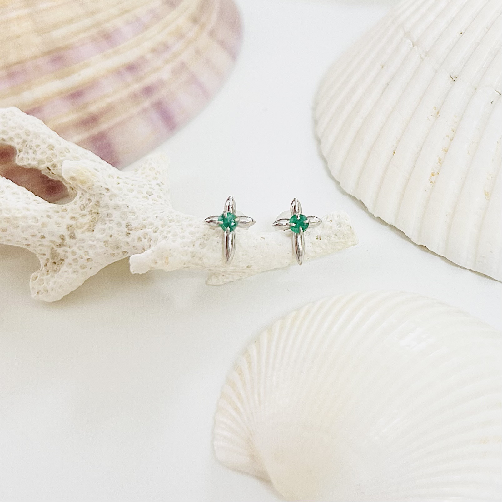 【K14WG】クロス型エメラルドピアス