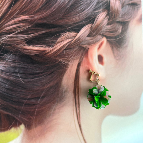 花びらイヤリング／ピアス（紙素材・グリーン×和柄） イヤリング