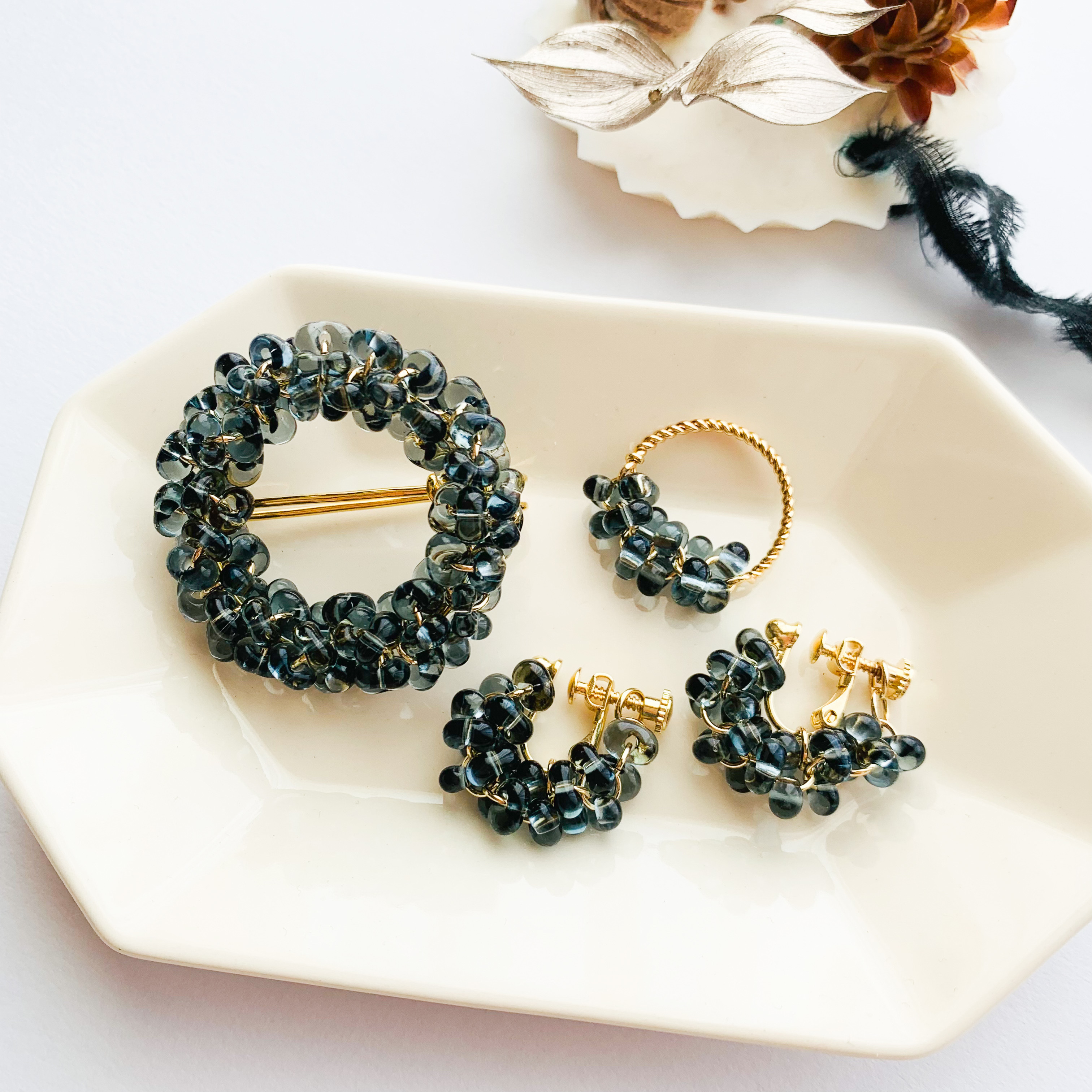 ガラスビーズのアクセサリー3点セット*・:ブローチ・ピアスorイヤリング・リング✳︎ブラックダイヤ✳︎