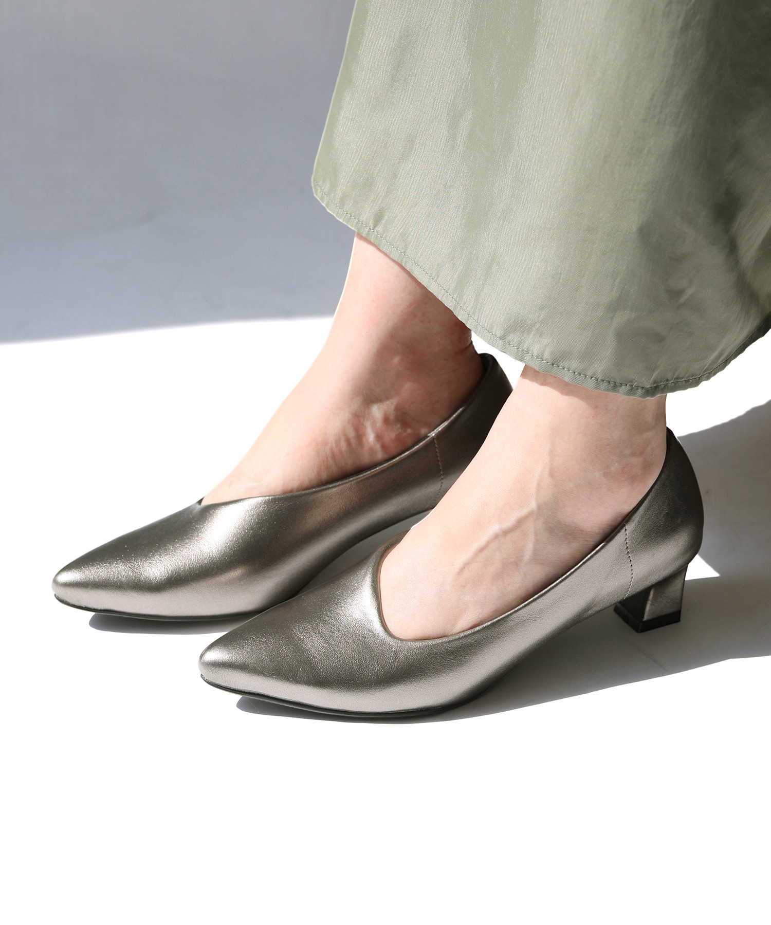 足元にさりげない個性を。アシンメトリーデザインの上品パンプス/軽量・履き心地◎【S/M/L/LL】