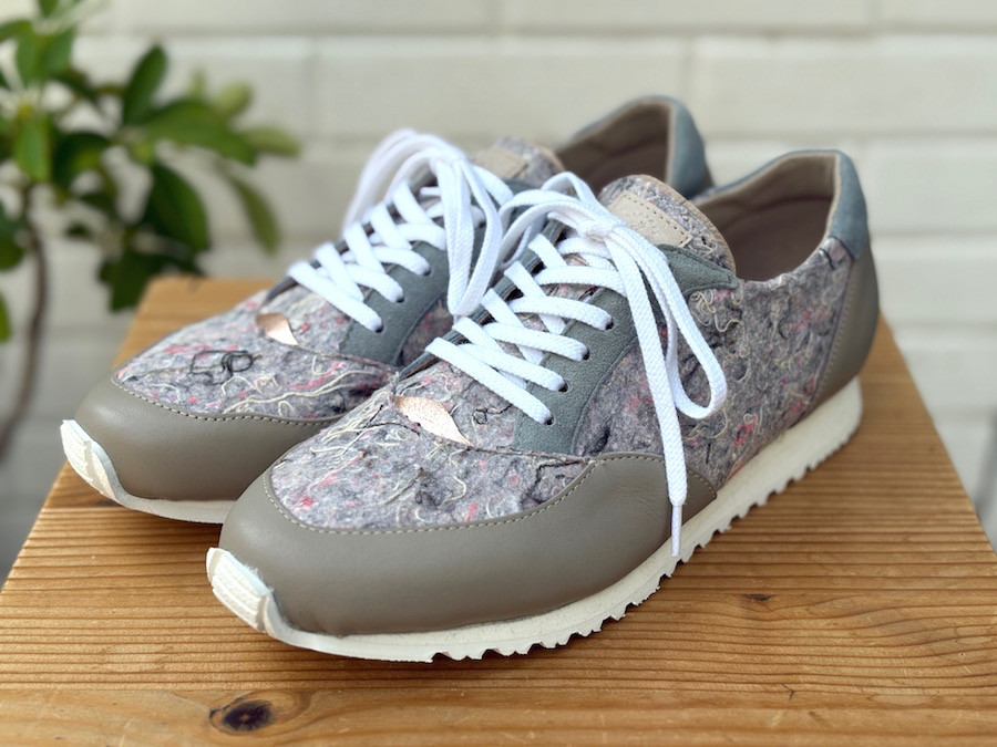 再生繊維フェルト×レザー　サステナブルスニーカー　ライトグレー×ブルー 14,212円