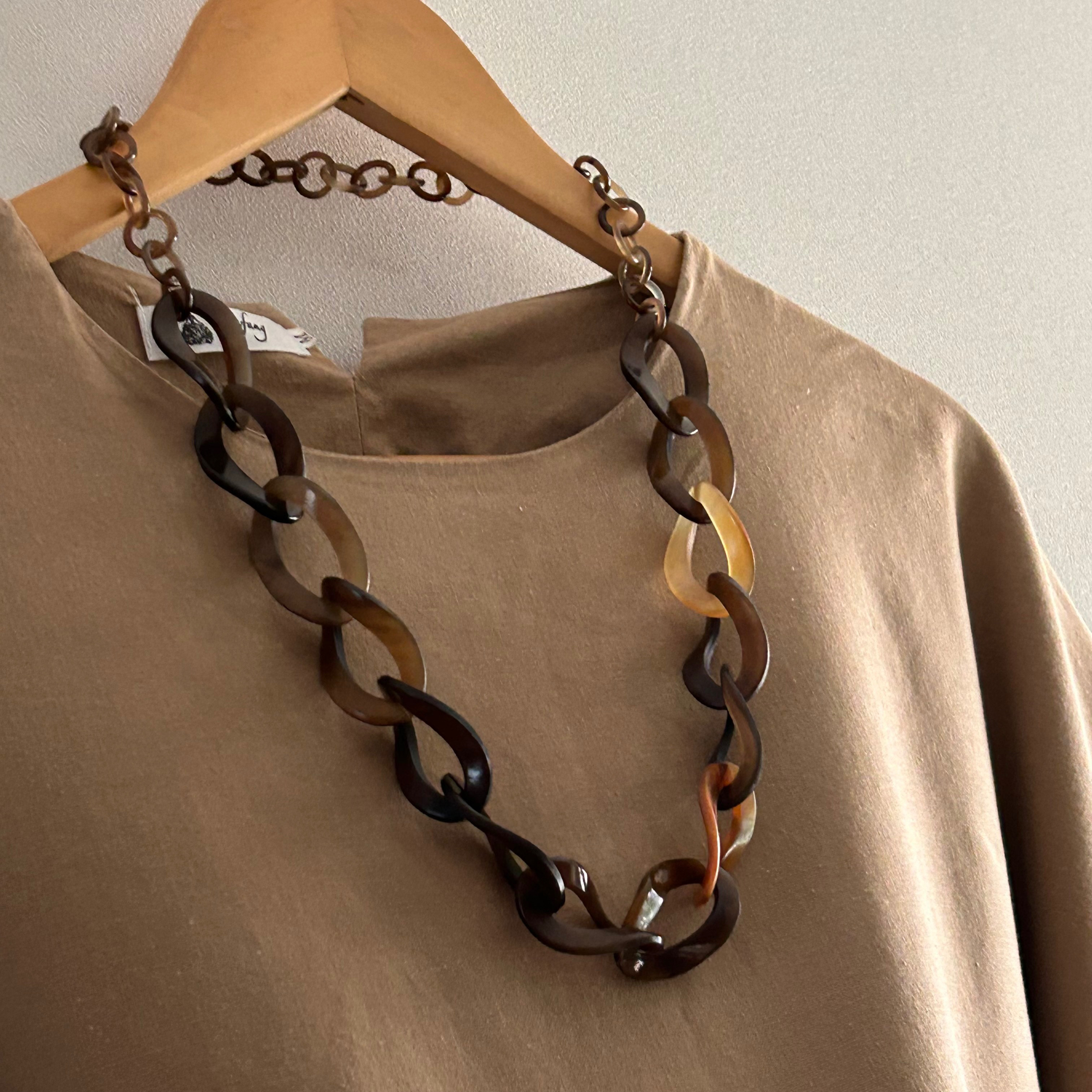 ひねりフープ　バッファローホーンネックレス　水牛　被りタイプ　天然素材　軽量